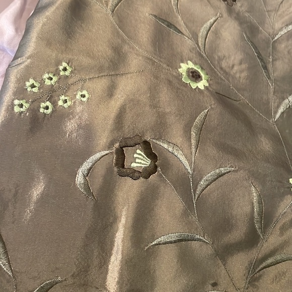100% silk Elegant olive lined skirt in size 4 by NY&CO, embroidered - Picture 2 of 4